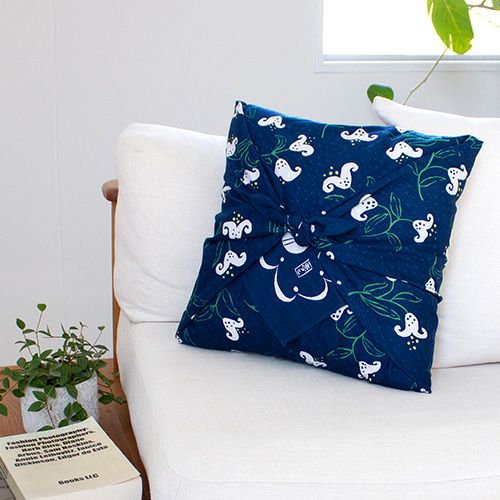 90 Yumeji Takehisa | Lily Navy Blue