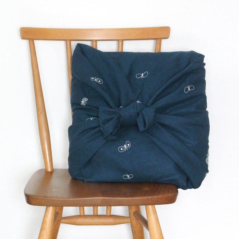 mina perhonen choucho 割烹着 navy 100 mina perhonen Linen Embroidery L | Chou Cho Blue – Musubi